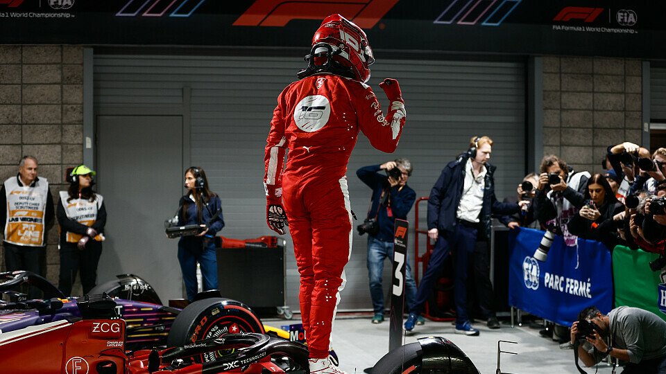 Ferrari-Fahrer Charles Leclerc feiert im Parc Ferme seine 5. Pole in dieser Saison