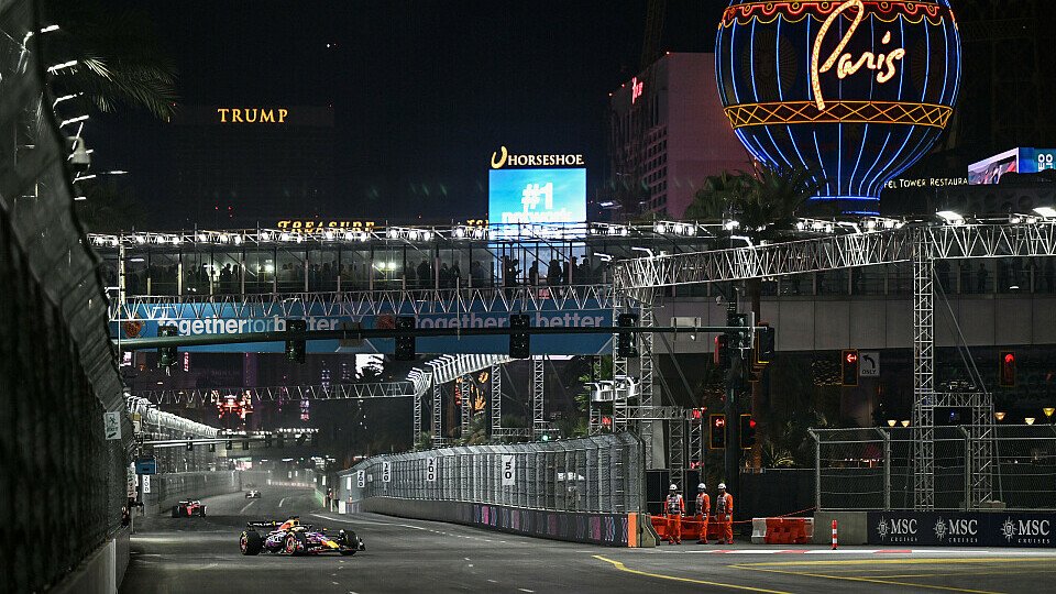 Max Verstappen (Red Bull) fährt beim Großen Preis von Las Vegas am Qualifying-Freitag vor Charles Leclerc (Ferrari)