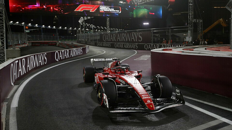 Polesetter Charles Leclerc in Ferrari auf dem Weg zur Startaufstellung