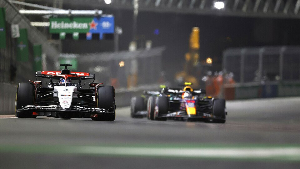 AlphaTauri-Pilot Daniel Ricciardo vor Sergio Perez im Red Bull 