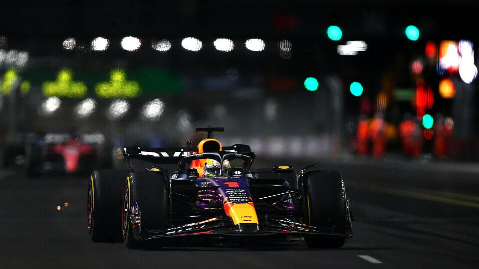 Red Bull-Fahrer Max Verstappen führt vor Charles Leclerc im Ferrari