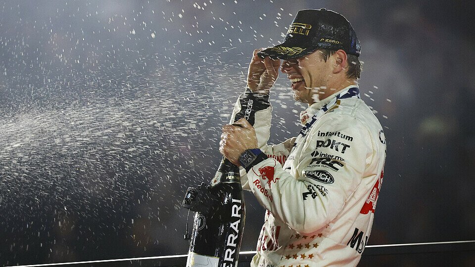 Red Bull-Fahrer Max Verstappen feiert seinen 18. Saisonsieg auf dem Podium