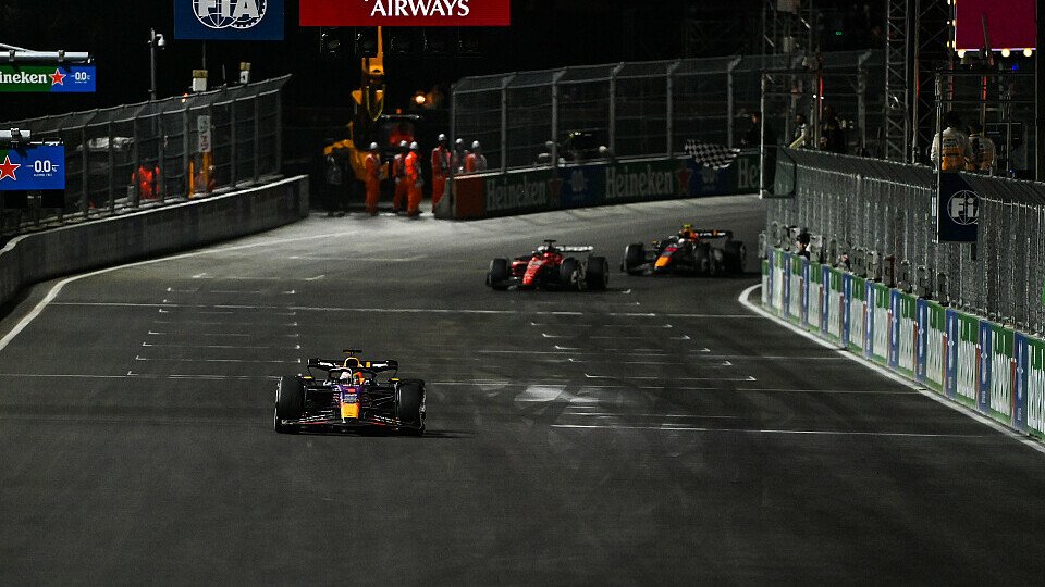 Ziel: Red Bull-Pilot Max Verstappen gewinnt vor Charles Leclerc im Ferrari und Sergio Perez im Red Bull 