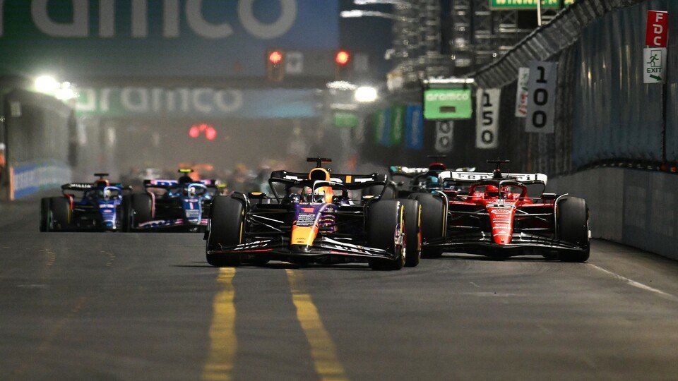 Max Verstappen und Charles Leclerc führen das Feld am Start des Las-Vegas-GP an