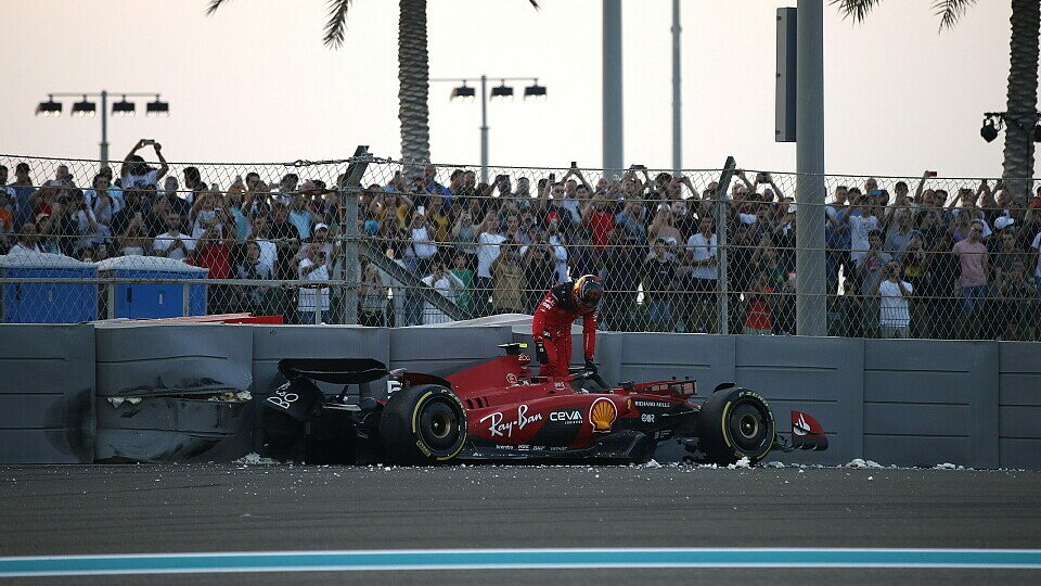 Carlos Sainz Jr. steigt nach Crash aus dem Ferrari