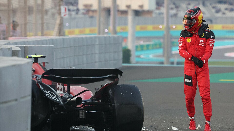 Carlos Sainz Jr. betrachtet seinen Ferrari nach dem Crash