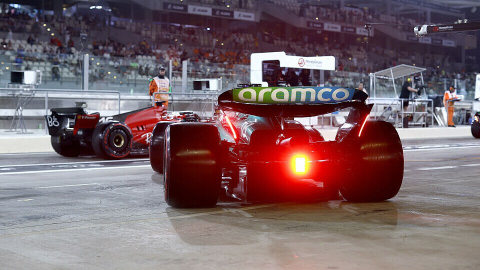 Ferrari-Pilot Charles Leclerc vor Lance Stroll im Aston Martin in der Boxengasse