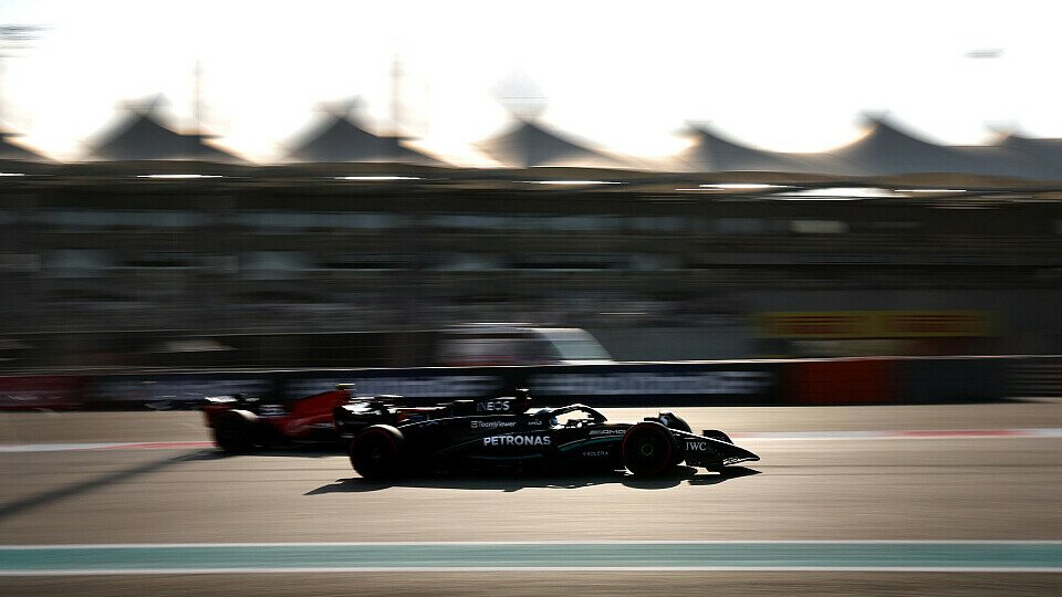 George Russell (Mercedes) und Carlos Sainz (Ferrari) am Qualifying-Samstag der Formel 1 in Abu Dhabi