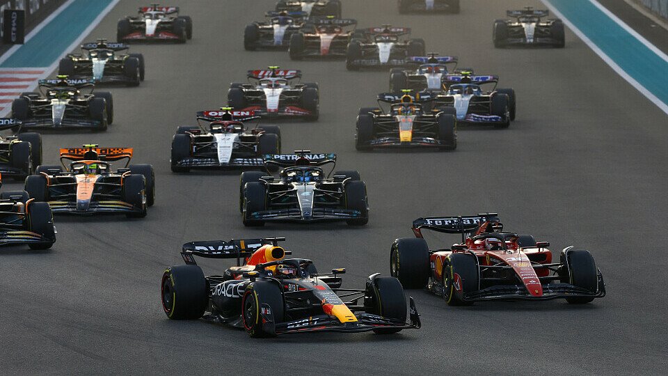 Polesetter Max Verstappen gewinnt im Red Bull den Start vor Charles Leclerc im Ferrari