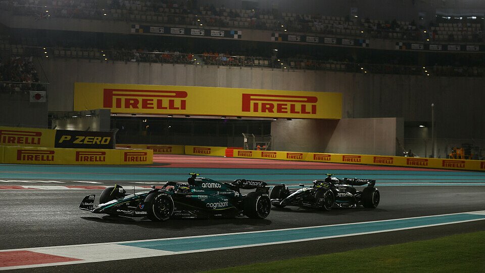 Aston Martin-Pilot Fernando Alonso vor Lewis Hamilton im Mercedes