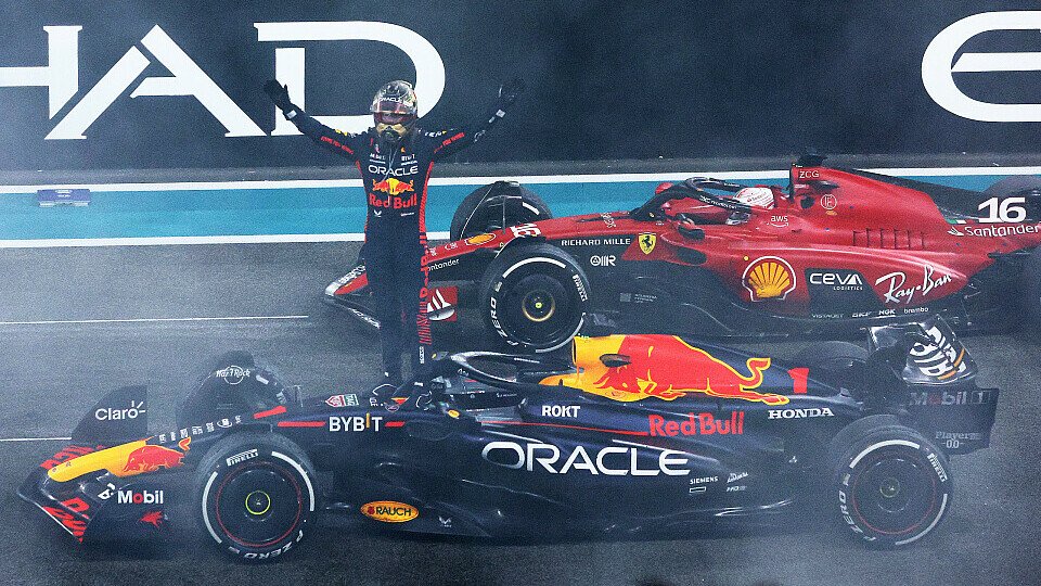 Red Bull-Pilot Max Verstappen feiert seinen 19. Sieg im Parc Ferme vor Charles Leclerc im Ferrari