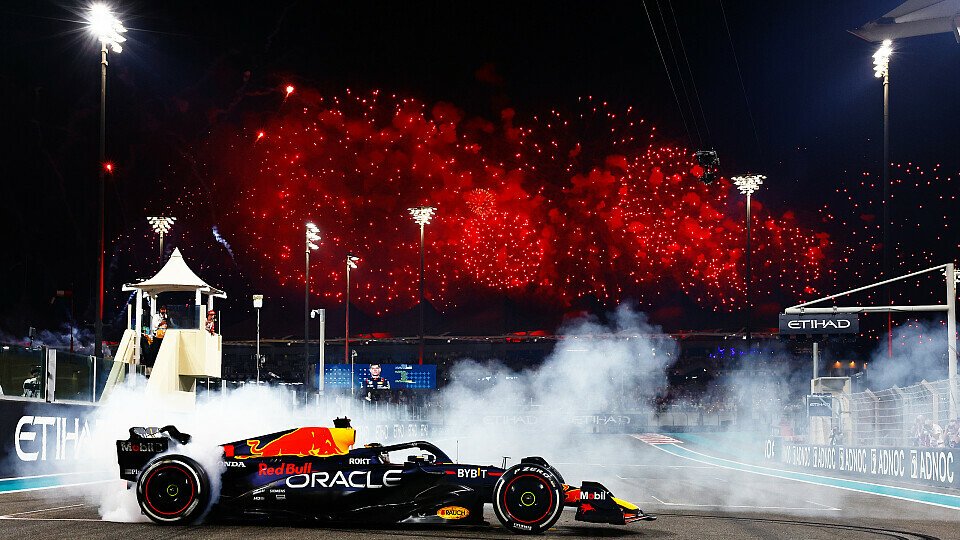 Red Bull-Pilot Max Verstappen feiert seinen 19. Sieg 2023 mit Donuts beim Saisonfinale mit Feuerwerk in Abu Dhabi