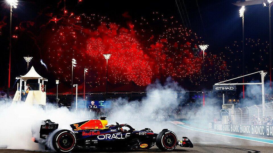 Red Bull-Pilot Max Verstappen feiert seinen 19. Sieg 2023 mit Donuts beim Saisonfinale mit Feuerwerk in Abu Dhabi
