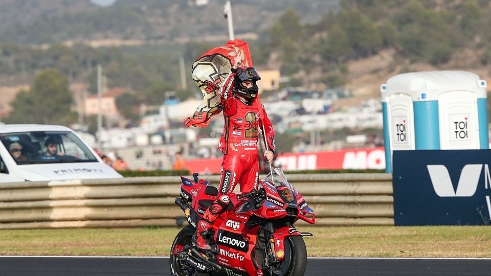 Francesco Bagnaia feiert seinen Titelgewinn beim MotoGP-Finale in Valencia