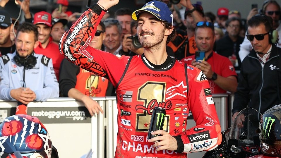 Francesco Bagnaia feiert seinen Titelgewinn beim MotoGP-Finale in Valencia