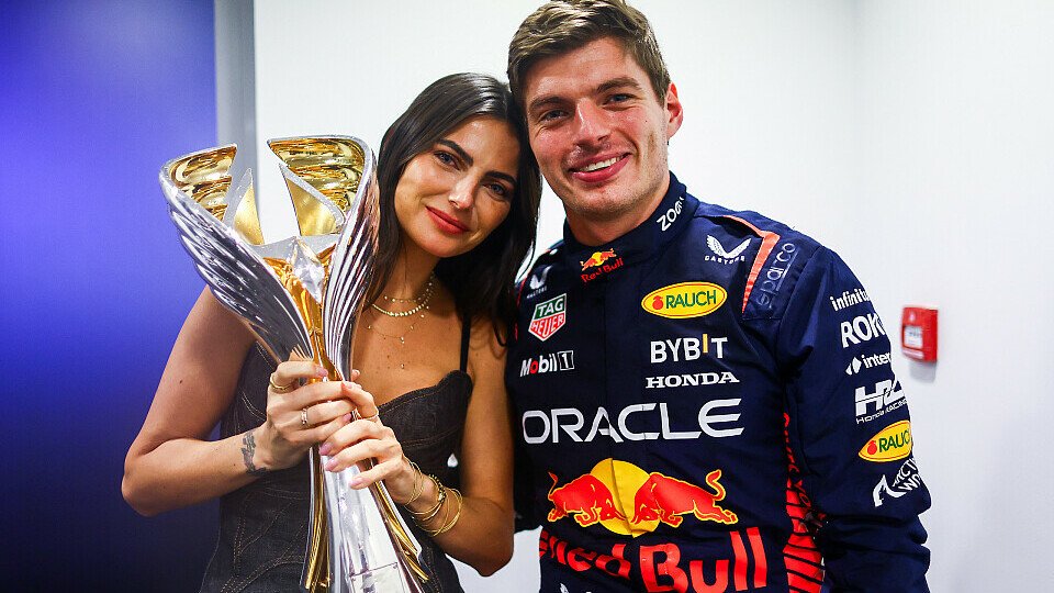 Red Bull-Fahrer Max Verstappen nach der Teamfeier mit seiner Freundin Kelly Piquet und dem Sieger-Pokal