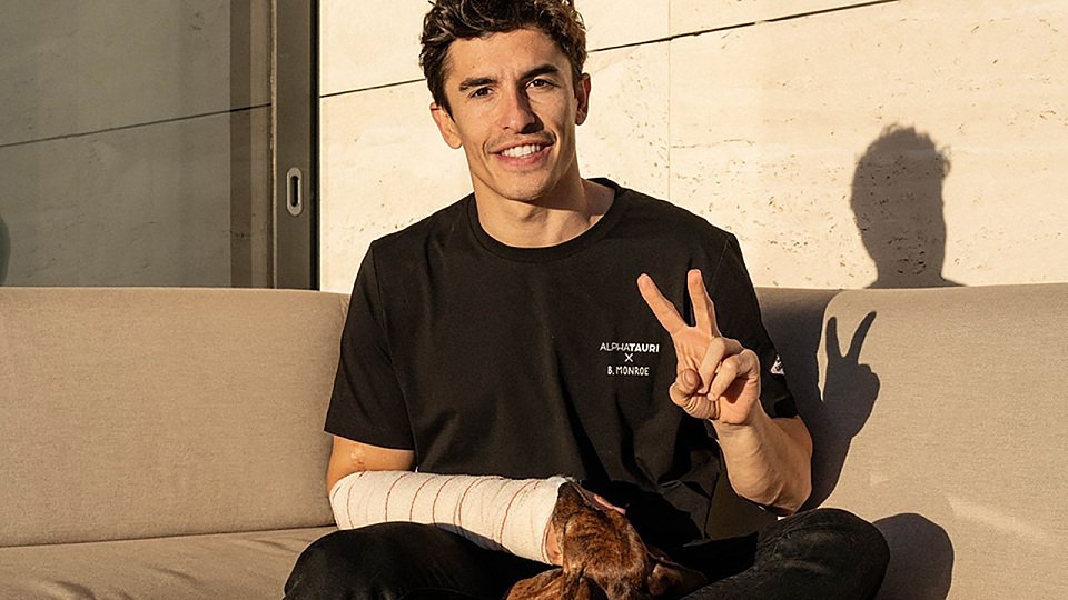 Marc Marquez kann nach der Operation bereits wieder lächeln, Foto: Marc Marquez/Twitter