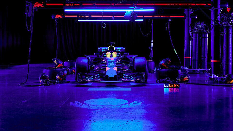 Red Bull absolviert den ersten F1-Boxenstopp im Dunklen. 
