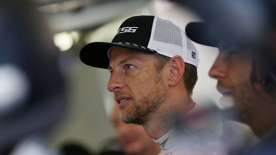 Jenson Button in der Garage von Hendrick Motorsports beim 24-Stunden-Rennen von Le Mans