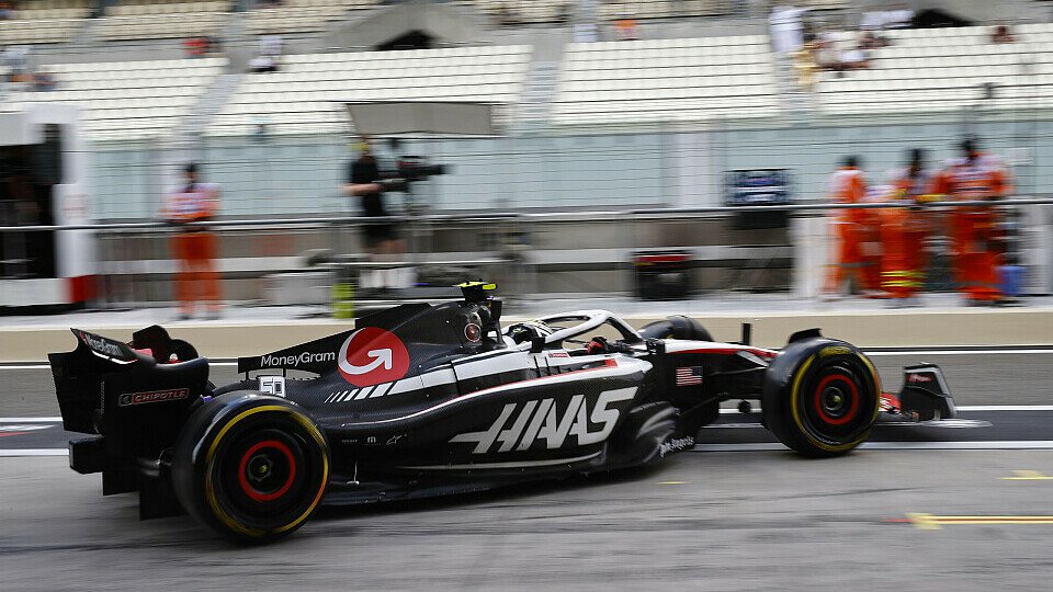 Oliver Bearman (Haas) verlässt beim Rookie-Test der Formel 1 in Abu Dhabi die Boxengasse