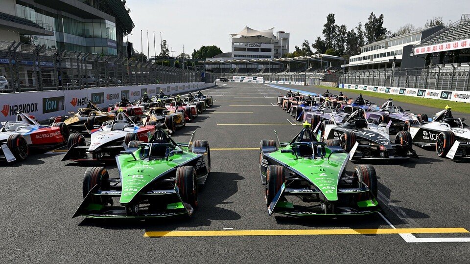 Die Formel-E-Autos der Saison 2024 am Donnerstag vor dem Mexiko-City ePrix 2024 auf Start-Ziel