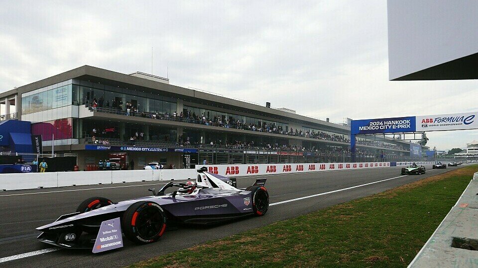 Pascal Wehrlein im Porsche führt das Feld beim Mexiko-City ePrix 2024 an.