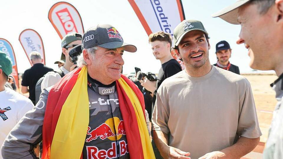 Dakar Sieger Carlos Sainz Senior mit seinem Formel-1-Sohn Carlos Sainz Jr. und Audi-Teamkollege Mattias Ekström