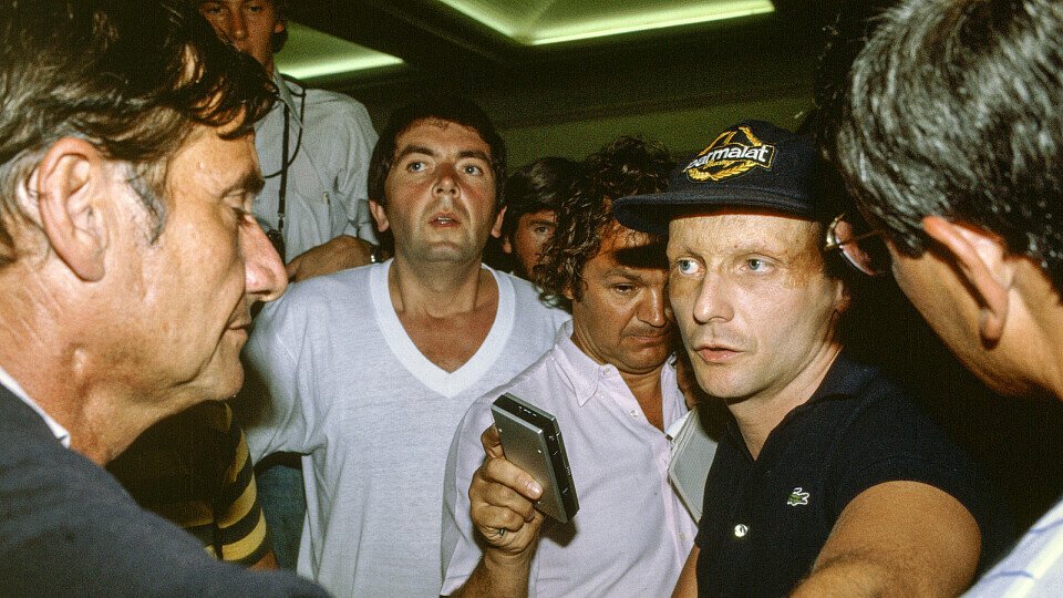 Niki Lauda spricht beim Fahrer-Streik von Südafrika mit Journalisten
