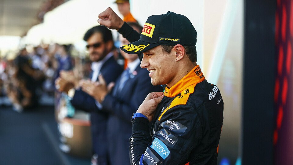 McLaren-Pilot Lando Norris jubelt nach dem Japan-GP