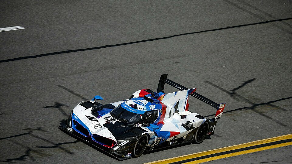 Der BMW mit der Nummer 24 auf der Strecke in Daytona am Tag.