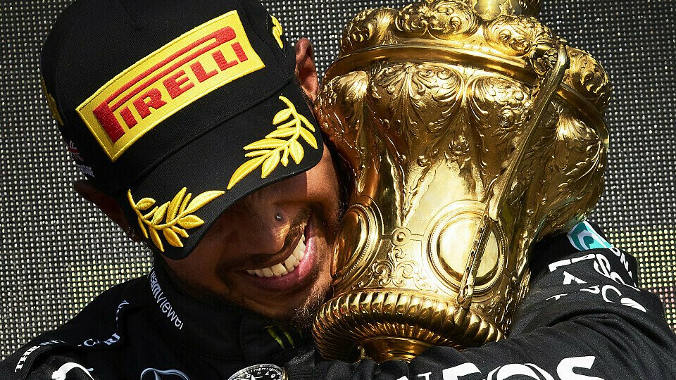 Lewis Hamilton umarmt den Pokal für den Sieg im Großbritannien-GP 2020 Lewis Hamilton umarmt den Pokal für den Sieg im Großbritannien-GP 2020