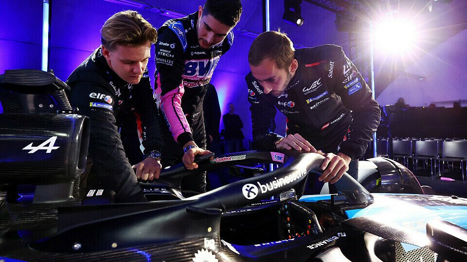 Mick Schumacher, Esteban Ocon und Ferdinand Zvonimir Habsburg-Lothringen werfen einen Blick ins neue Formel 1 Auto 
