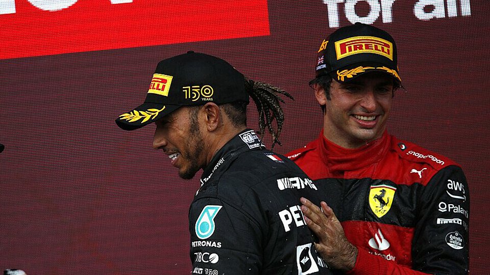 Carlos Sainz und Lewis Hamilton bei der Siegerehrung in Großbritannien
