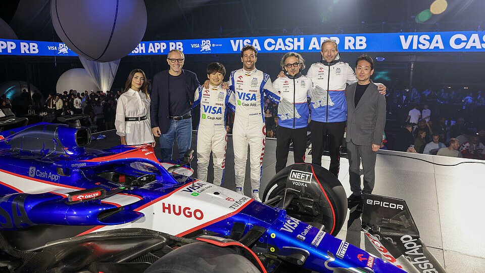 Das Visa Cash App RB Team mit Daniel Ricciardo, Yuki Tsunoda, Laurent Mekies und Peter Bayer.