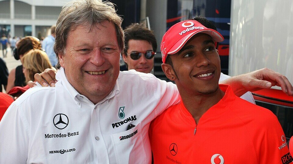 Mercedes-Benz Motorsportchef Norbert Haug mit McLaren-Pilot Lewis Hamilton