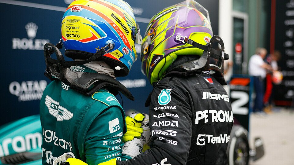 Fernando Alonso (Aston Martin) und Lewis Hamilton (Mercedes) im Parc Ferme nach einem Formel-1-Rennen.