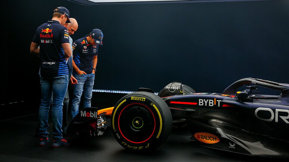 Präsentation Red Bull RB20 mit Max Verstappen, Adrian Newey und Sergio Perez