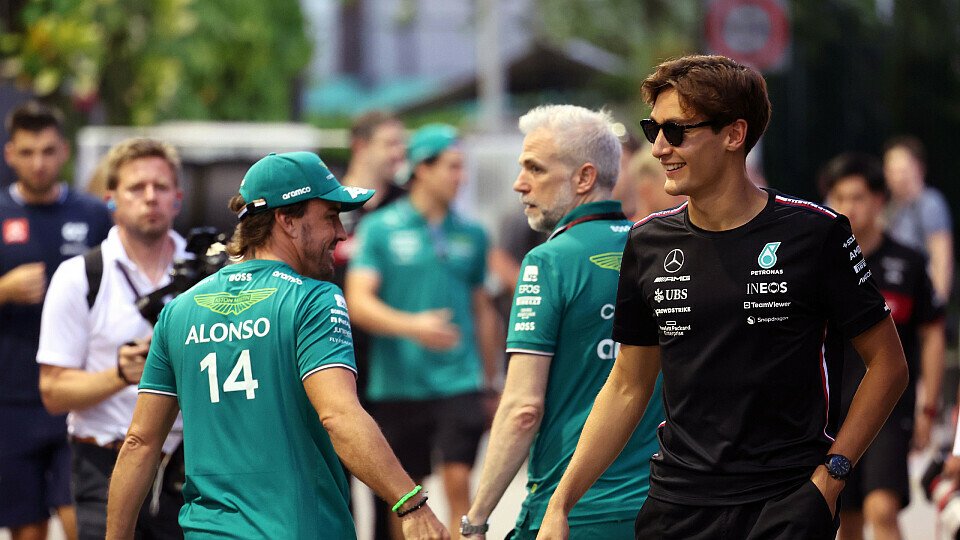 Fernando Alonso (Aston Martin) und George Russell (Mercedes) beim Singapur-GP 2023.