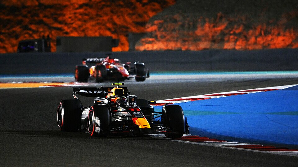 Red Bull-Pilot Sergio Perez vor Charles Leclerc im Ferrari