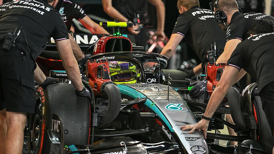 Lewis Hamilton wird im Bahrain-Qualifying in die Garage geschoben