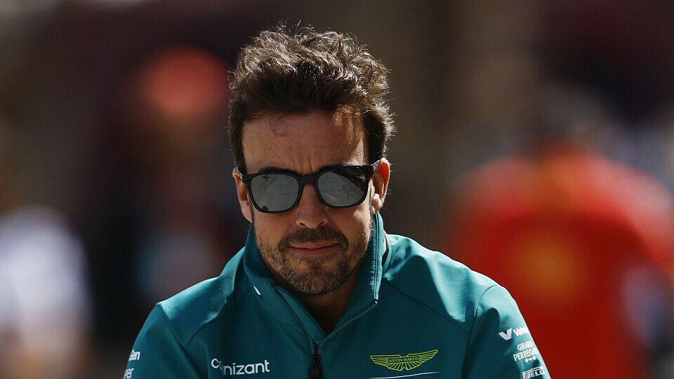 Aston Martin-Fahrer Fernando Alonso im Paddock