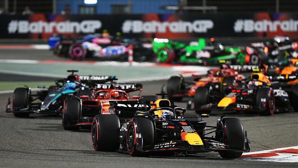 Red Bull-Pilot Max Verstappen führt nach dem Start vor Charles Leclerc im Ferrari und George Russell im Mercedes