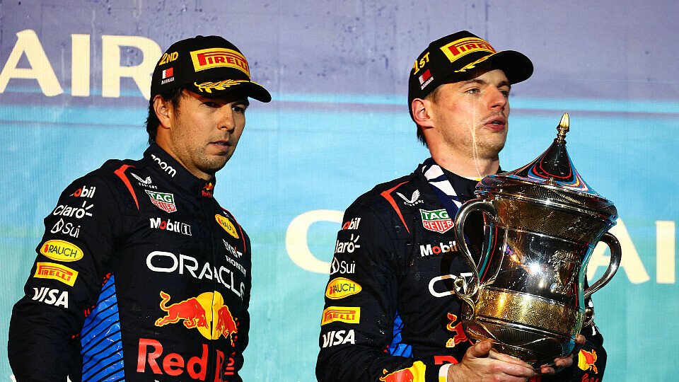 Sieger Max Verstappen und Red Bull-Teamkollege Sergio Perez feiern einen Doppelsieg auf dem Podium 