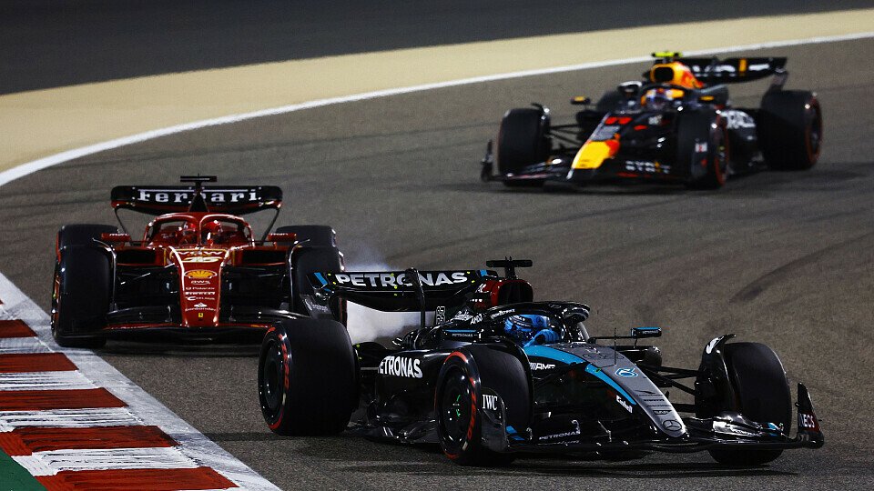 Mercedes-Pilot George Russell vor Charles Leclerc im Ferrari und Sergio Perez im Red Bull
