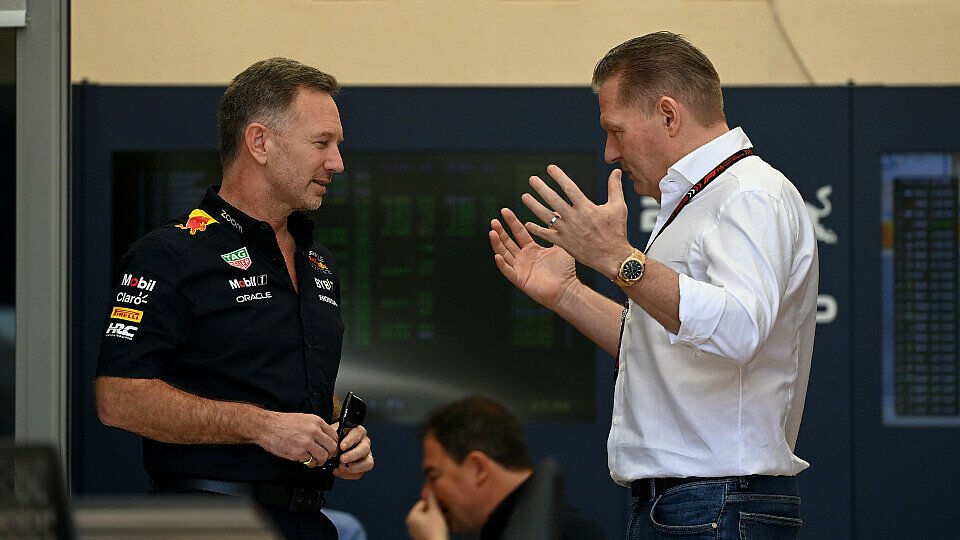 Red-Bull-Teamchef Christian Horner unterhält sich beim Bahrain GP angeregt mit Jos Verstappen. 