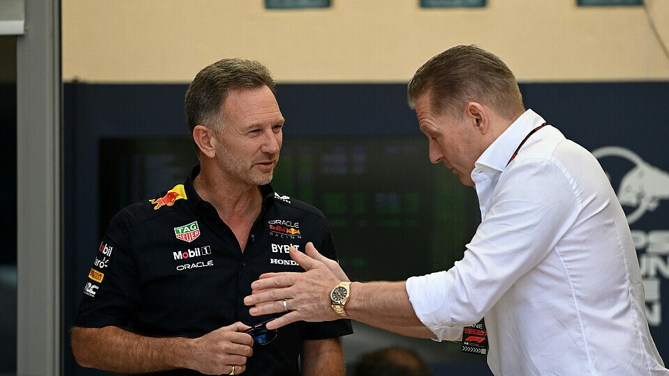 Red-Bull-Teamchef Christian Horner unterhält sich beim Bahrain GP angeregt mit Jos Verstappen. 