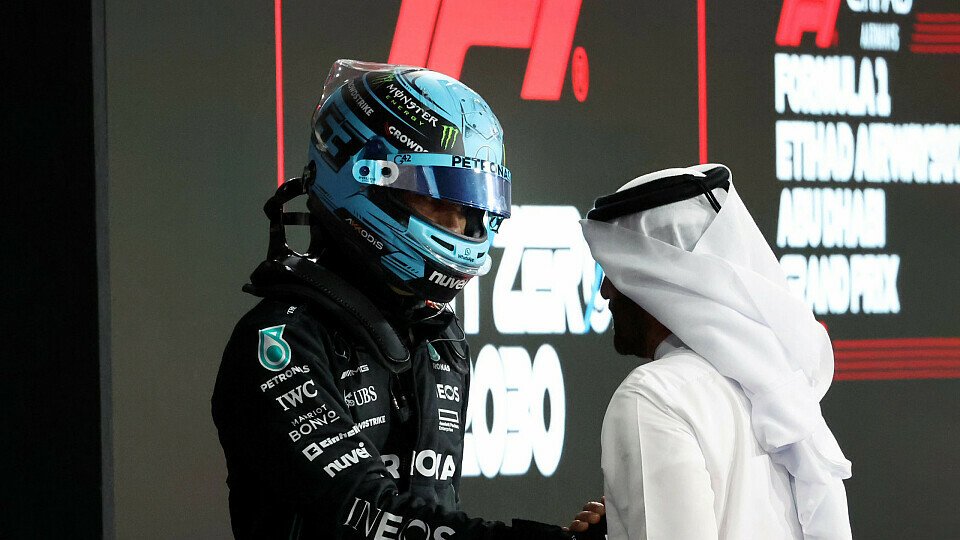 George Russell bei der Siegerehrung in Abu Dhabi mit FIA-Präsident Mohammed Ben Sulayem