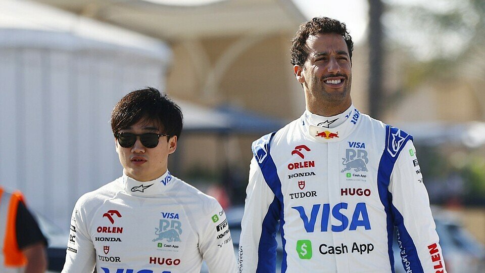 Racing-Bulls-Fahrer Yuki Tsunoda und Daniel Ricciardo gemeinsam in Bahrain