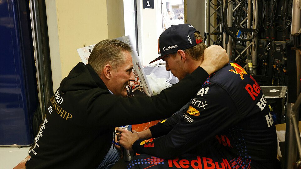 Jos Verstappen und Max Verstappen (Red Bull) nach der Formel-1-WM-Entscheidung 2021
