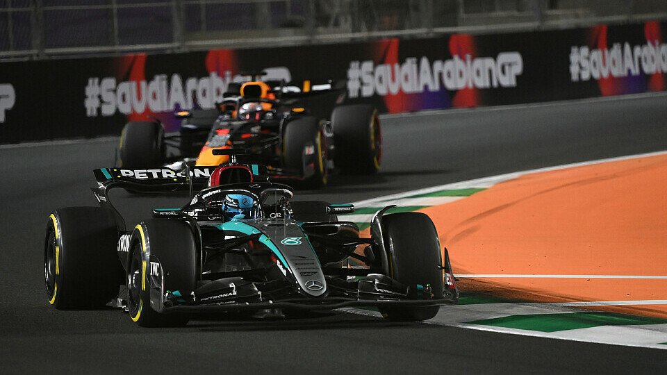 Mercedes-Pilot George Russell vor Max Verstappen im Red Bull